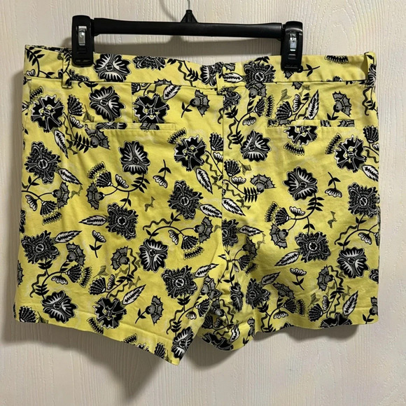 Cute Yellow and Black Floral Print Shorts With Pockets Women’s Size 16‎ Soft - Picture 4 of 5